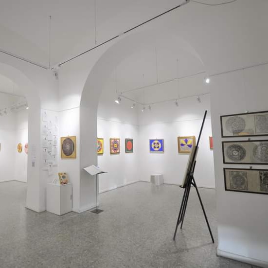 Allestimento mostra Il cerchio magico Galleria Medina marzo 2022