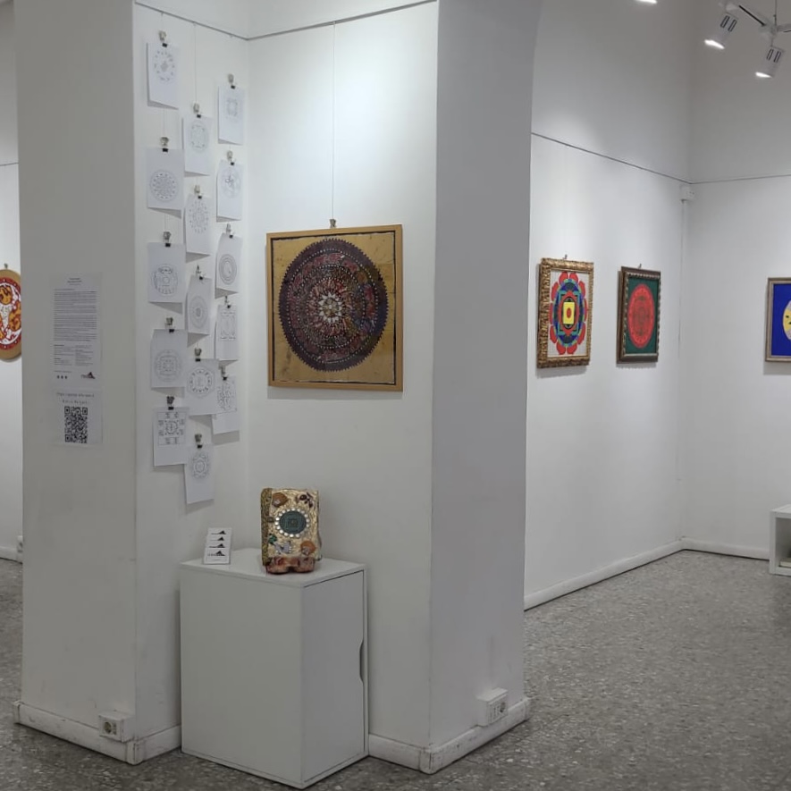 Allestimento della mostra Il Cerchio Magico alla Galleria Medina di Roma 2022