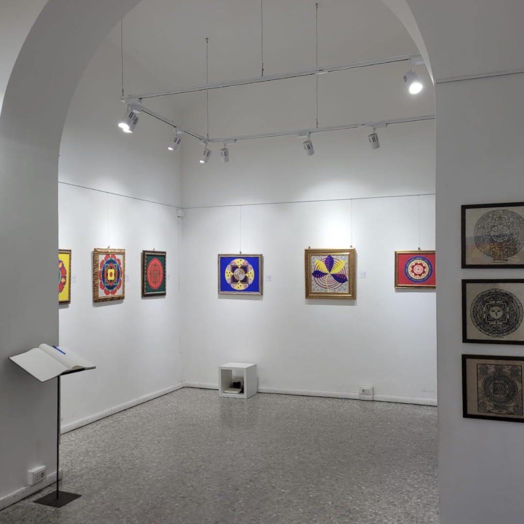 Allestimento della mostra Il Cerchio Magico alla Galleria Medina di Roma 2022